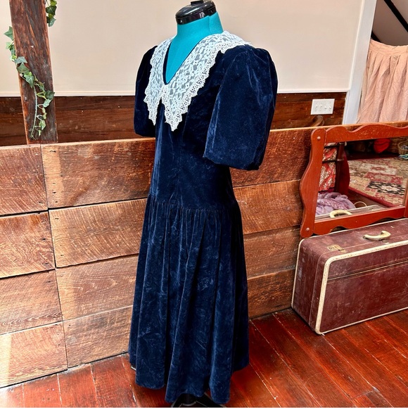 Vintage Wednesday Adams Goth Velvet Dress w Victorian Lace Collar & Puff Sleeves - Picture 5 of 14